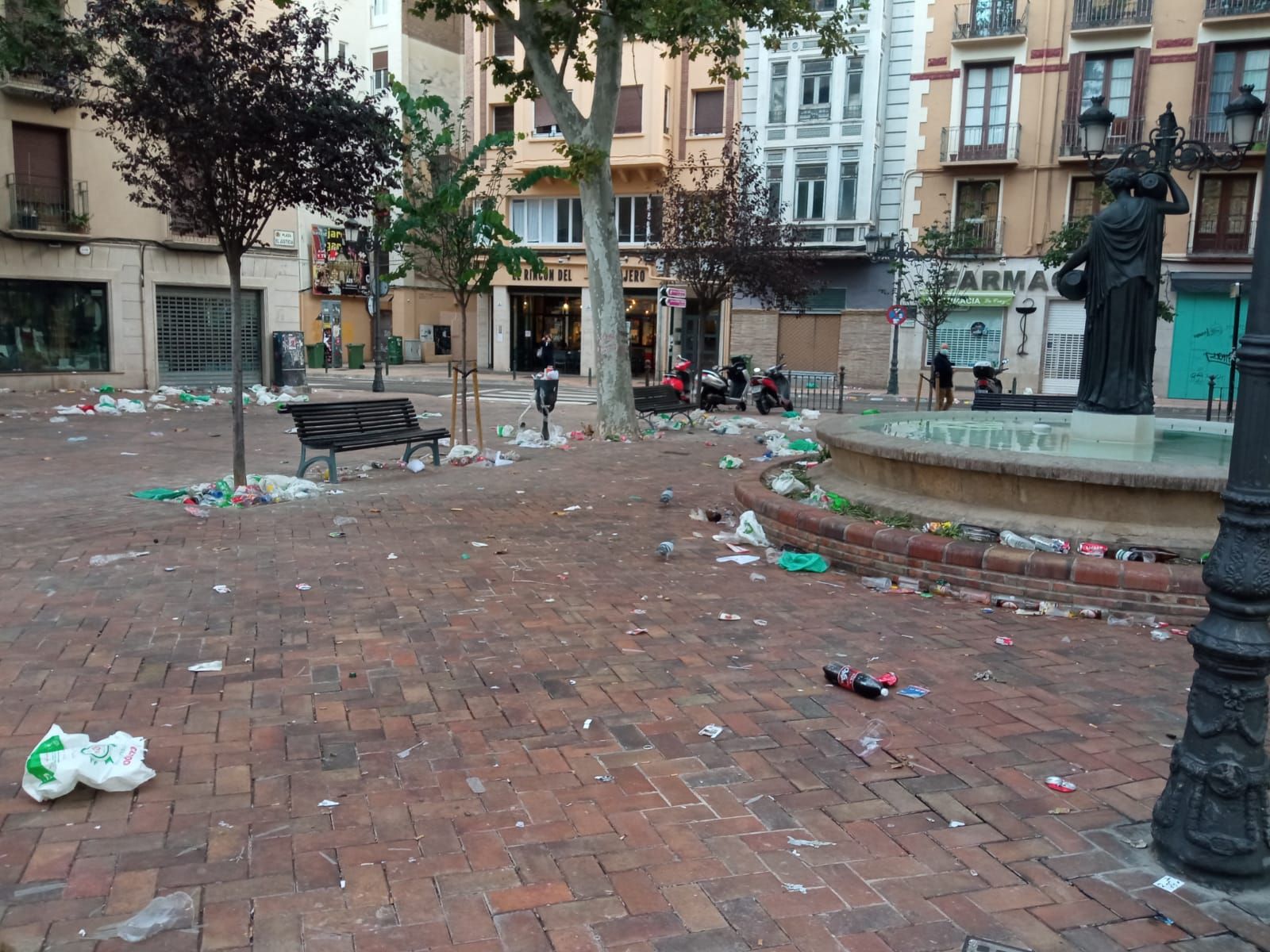 Los botellones del domingo de las fiestas del Pilar dejan restos en la plaza de la Justicia y la calle El Temple