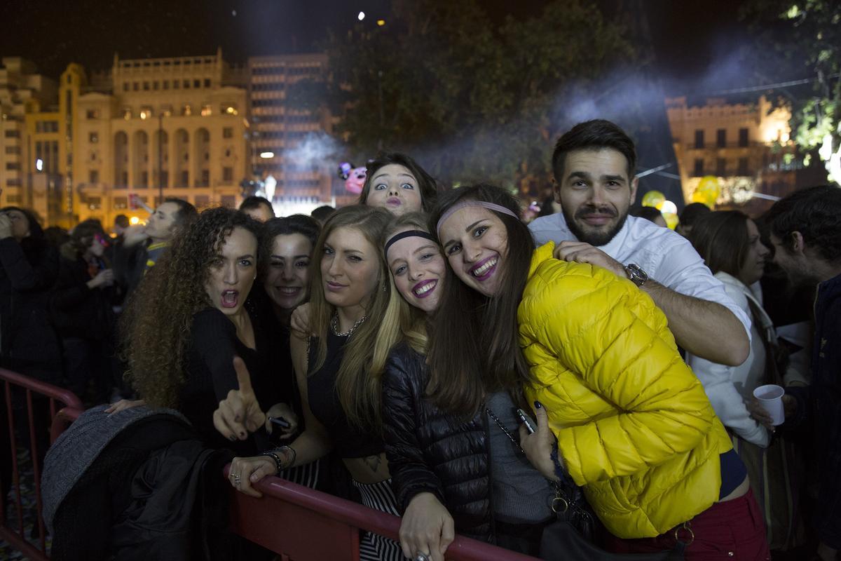Un grupo de valencianos disfruta de la fiesta para despedir el año.