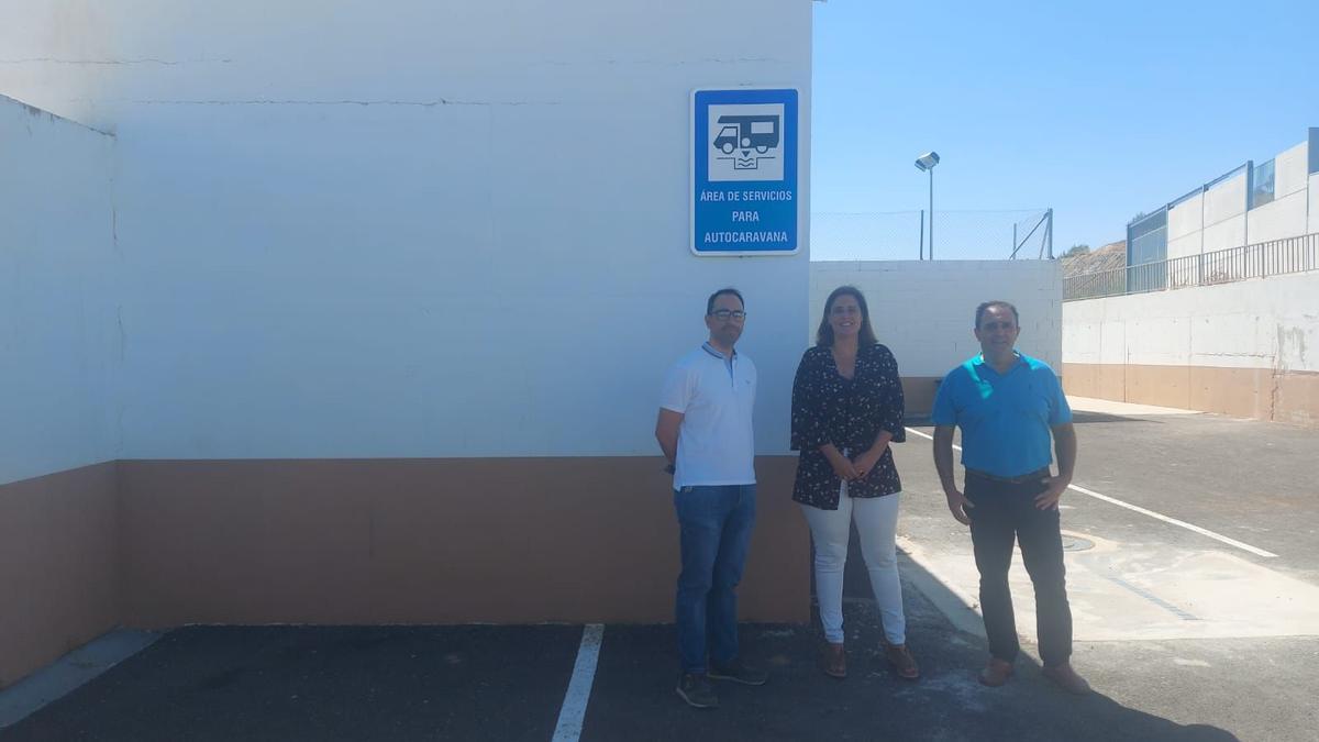 Juan José Castro, Cristina Piernagorda y José Antonio García en el aparcamiento recién inaugurado.