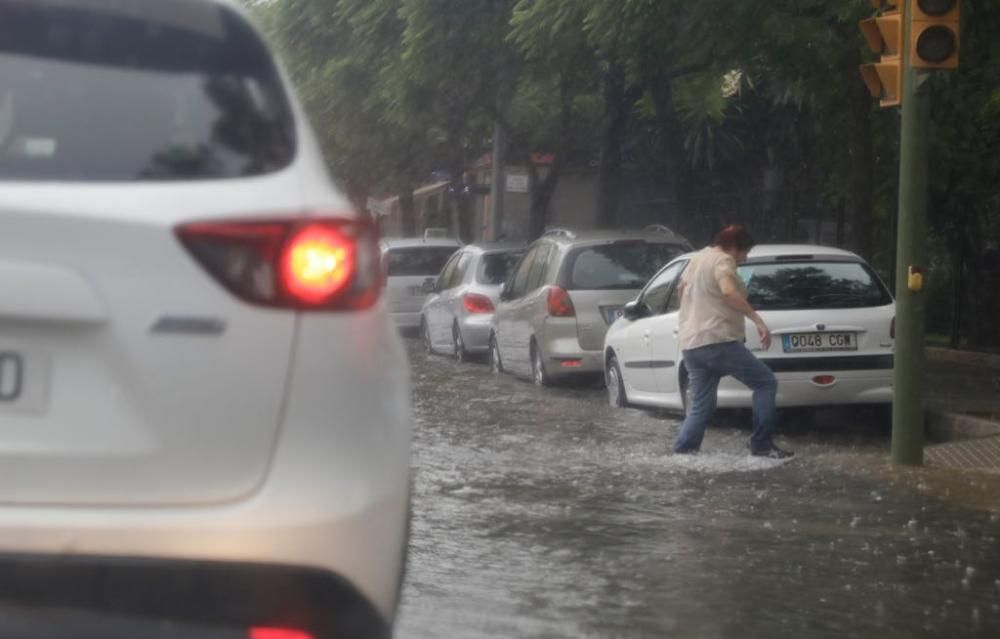 Saturación de tráfico y gente por la lluvia