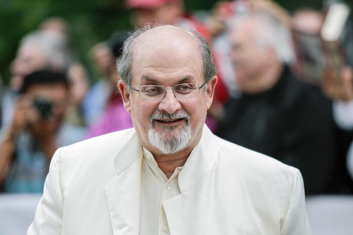 Irán culpa a Salman Rushdie de su agresión en Nueva York