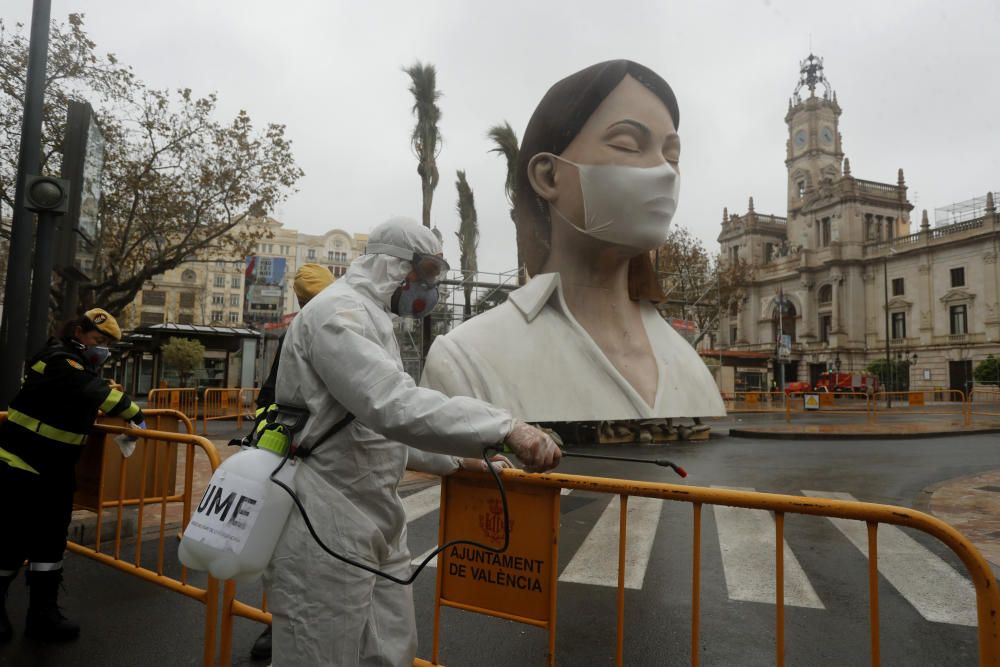 La UME desinfecta la plaza del Ayuntamiento de València por el coronavirus