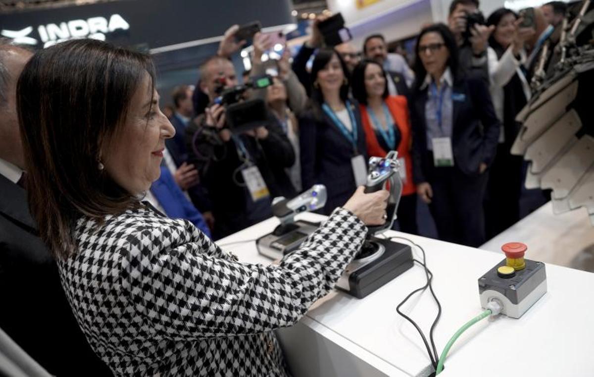 Margarita Robles, ministra de Defensa, maneja un joystick de un simulador en la feria internacional de la defensa FEINDEF el pasado 12 de mayo