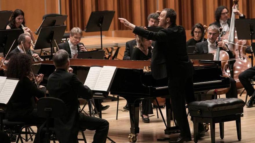 Lars Vogt dirige la orquesta, en un momento del concierto.