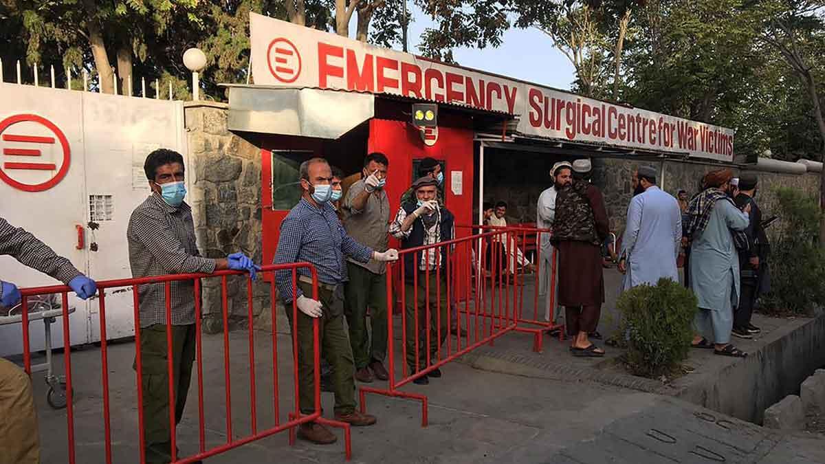 Personal médico afgano a la entrada del hospital para recibir a las víctimas de la explosión en Kabul