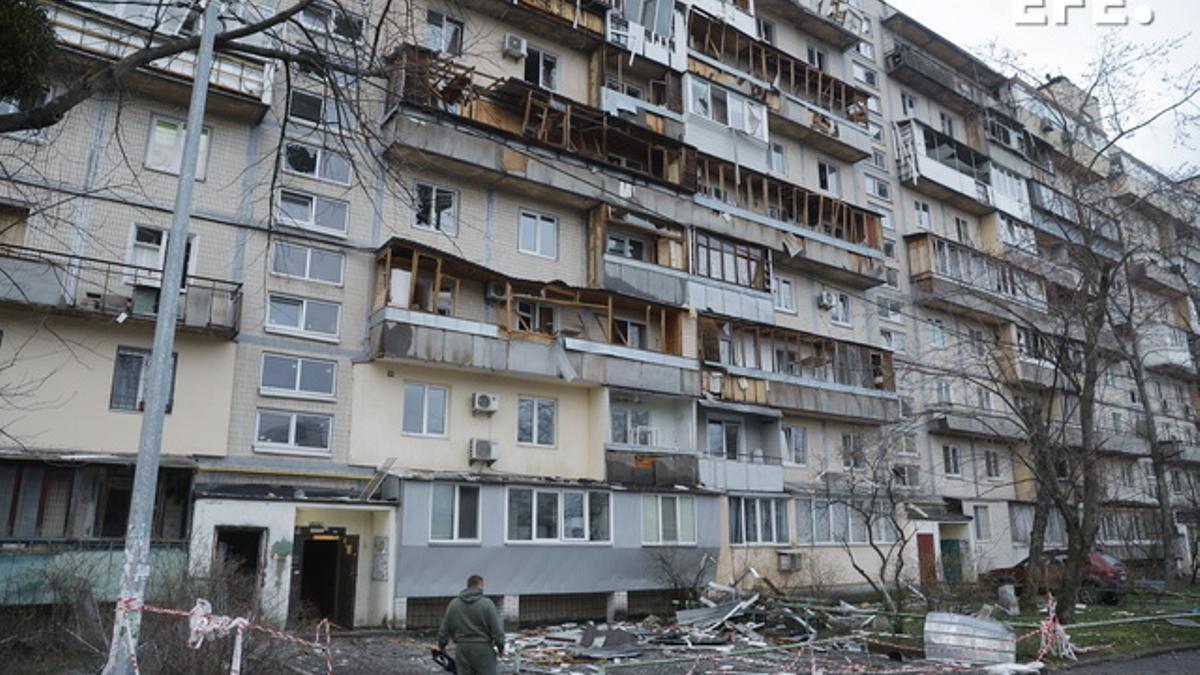 Rusia lanza un masivo ataque nocturno contra Kiev y mata al menos tres personas