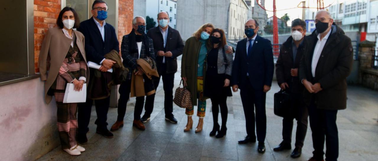 Autoridades y primeros ponentes, minutos antes del inicio de la jornada que el Clúster Turismo de Galicia celebró en Cambados. |  // IÑAKI ABELLA