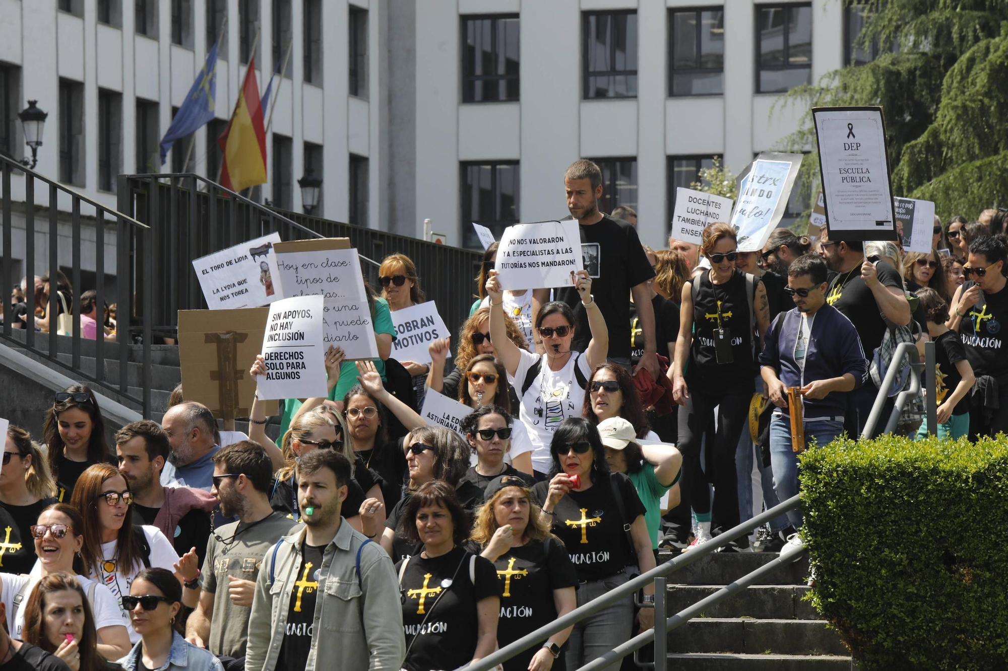 EN IMÁGENES: Segunda jornada de huelga de los profesores y protestas en Oviedo