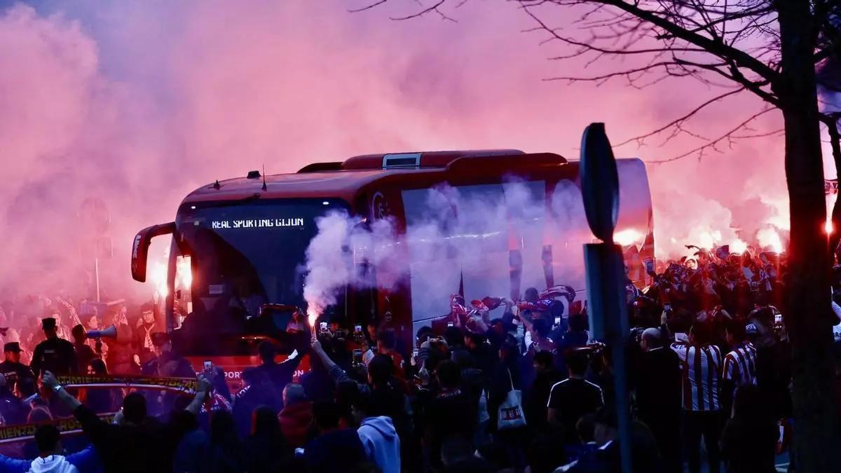 Recibimiento de la afición del Sporting antes de un partido esta temporada