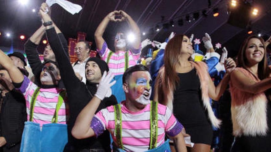Actuación de Zeta Zetas con figurantes durante la final del Concurso de Murgas Adultas del Carnaval de Santa Cruz de Tenerife 2020