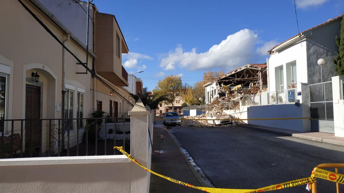 Imagen del derrumbe ocurrido en la sede de Labora en Ibi y de la calle acordonada.