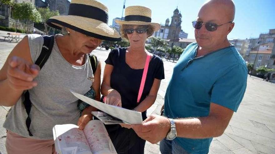 Unos turistas franceses, ayer en Pontevedra. // G. Santos