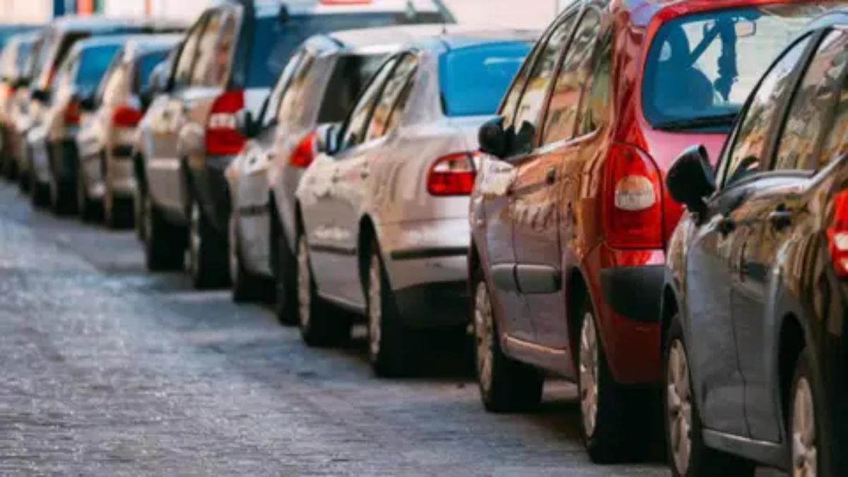 La justicia frena la multa contra un propietario de un coche que estaba aparcado sin ITV.