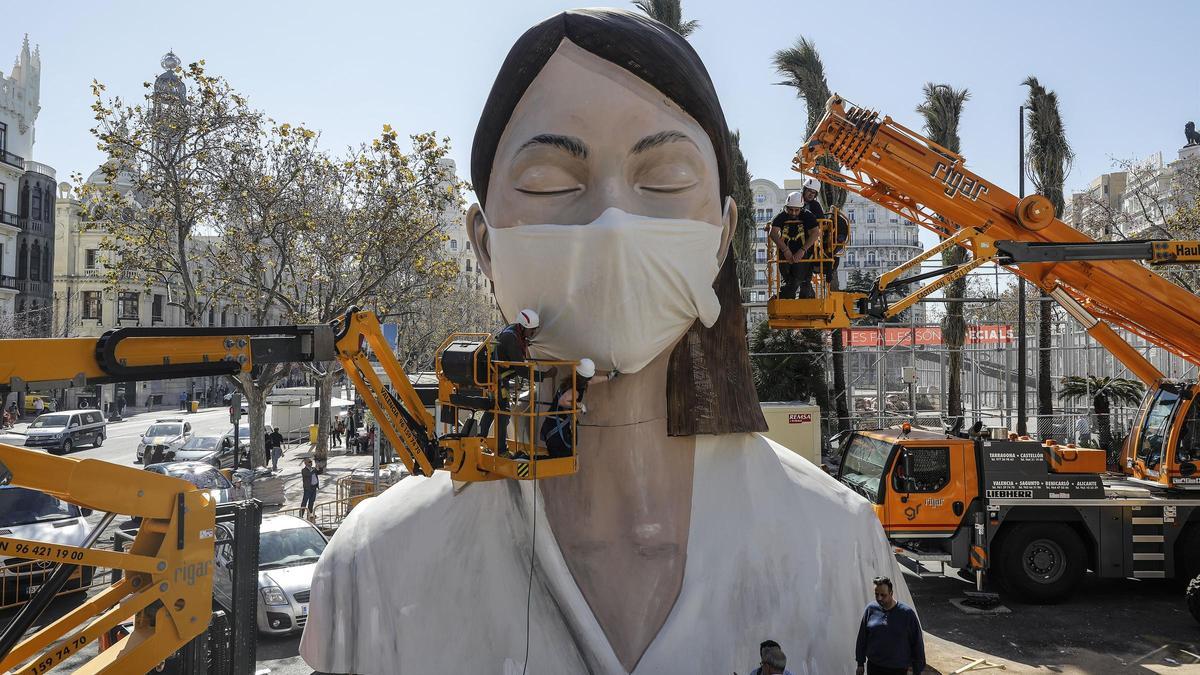 Operarios trabajan en monumentos falleros