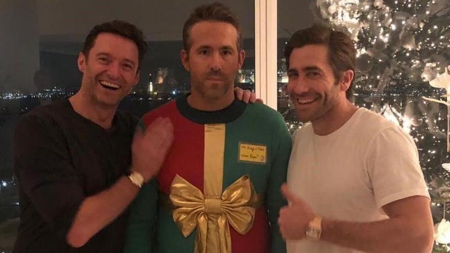 Hugh Jackman i Jake Gyllenhaal li van fer una broma a Ryan Reynolds amb un suèter nadalenc el desembre del 2018