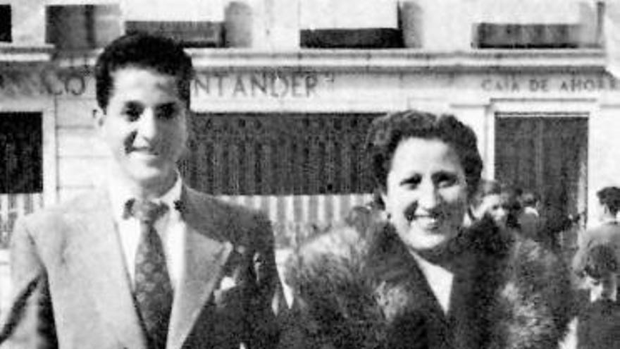 Un adolescente Adolfo Suárez pasea con su madre por los Cantones de A Coruña.