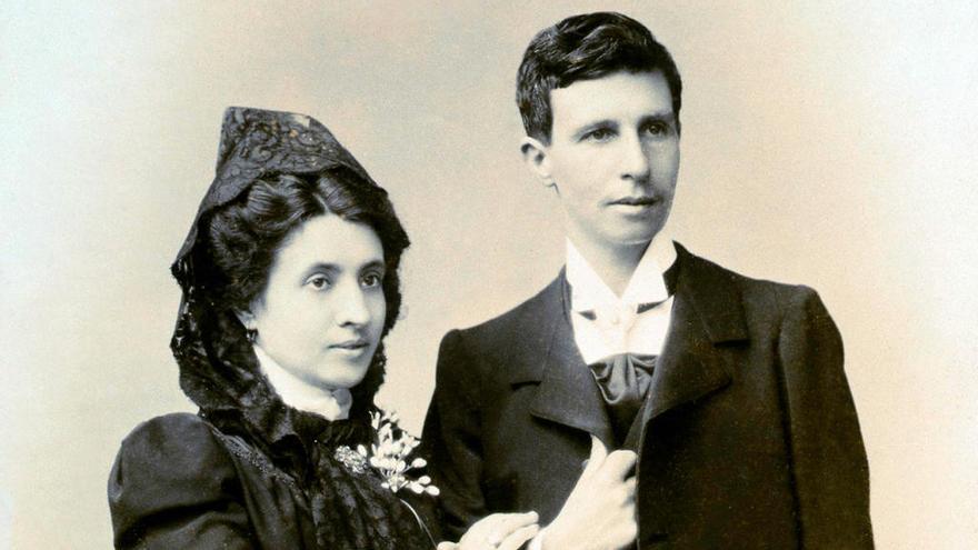 Marcela (i.) con Elisa travestida el día de su boda en 1901.