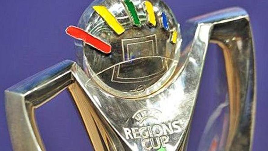 Foto del trofeo de campeón de la Copa de las Regiones de la UEFA.