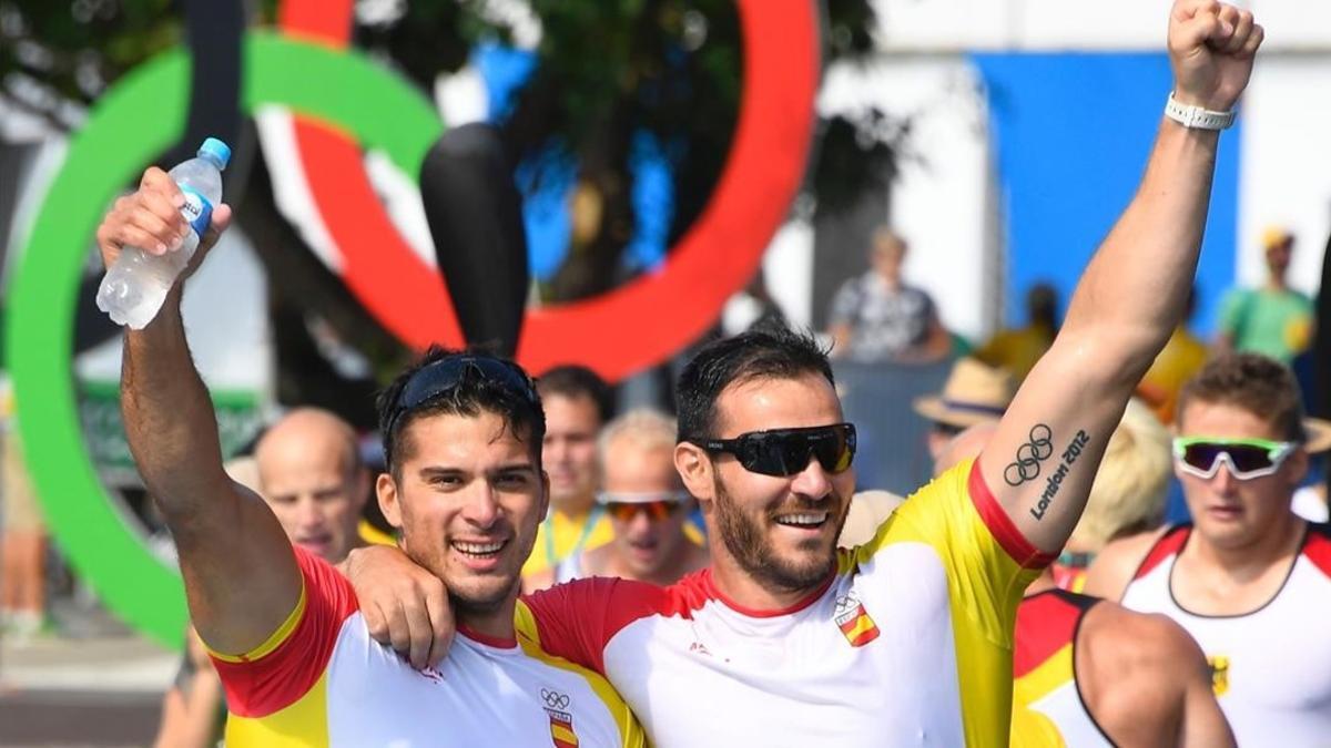 Saúl Craviotto y Cristian Toro celebran su medalla de oro en Río-2016.