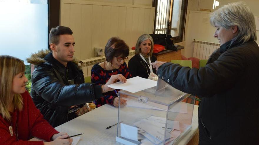 Una valldanesa votant al col.legi de la Valldan aquest matí