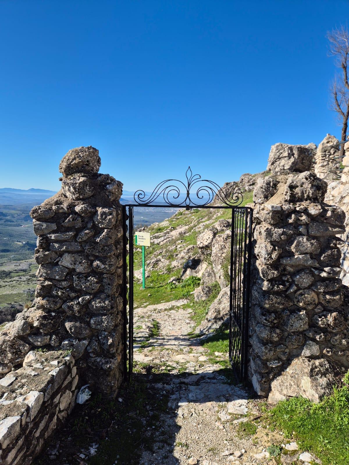 Reabiertos los senderos peatonales que conducen al santuario de la Virgen de la Sierra en Cabra.