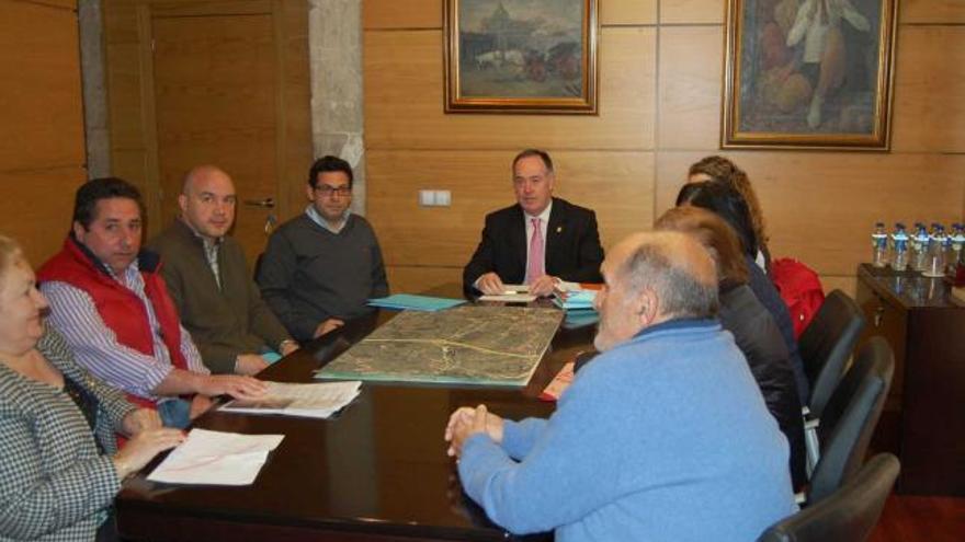 El alcalde de Siero, en el centro, en la reunión que mantuvo ayer con los vecinos de La Carrera y Forfontía.