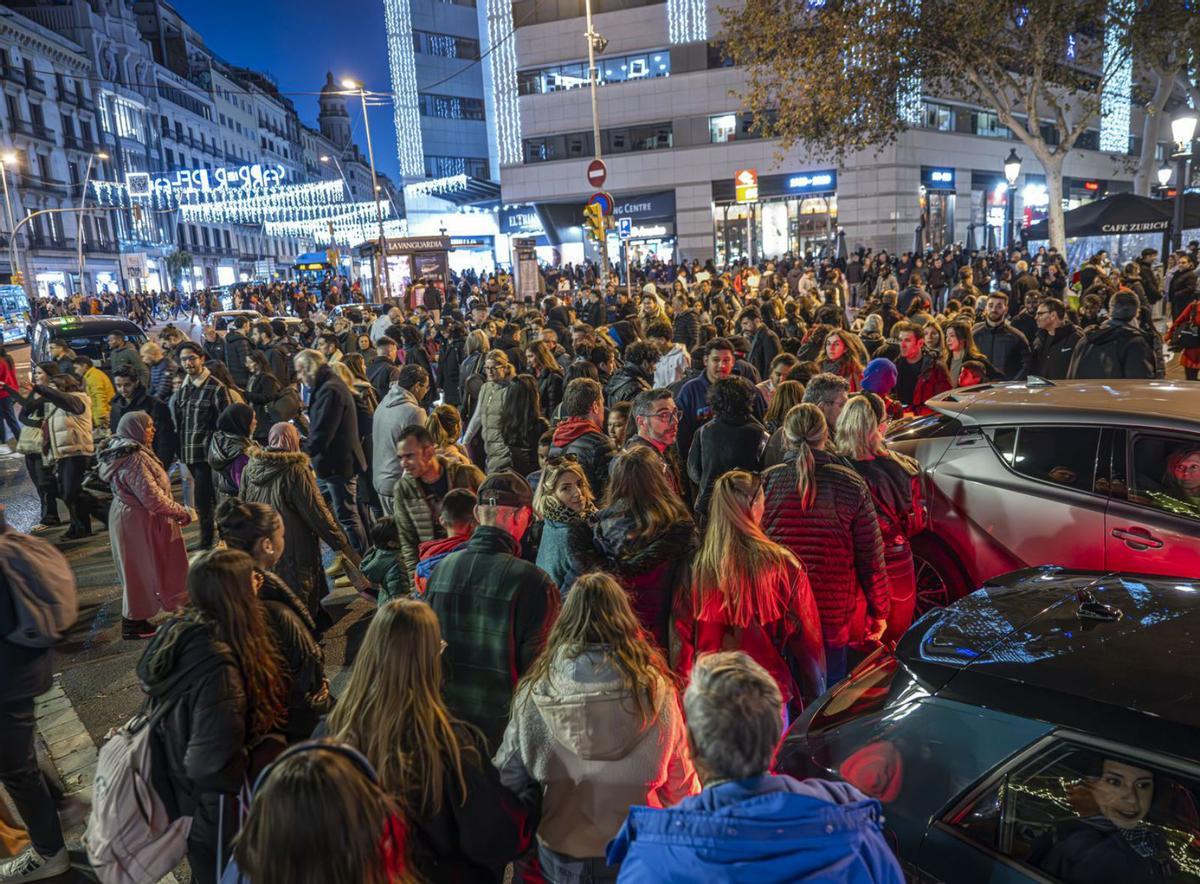 Recta final de les compres de Nadal amb ple a tot Barcelona