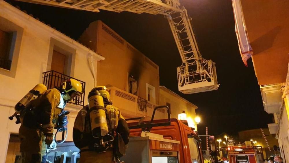 Dos atendidos por inhalación de humo en un incendio en Gata de Gorgos.