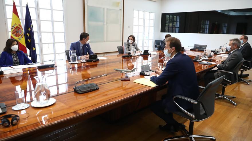 El presidente del Gobierno, Pedro Sánchez, se reúne con el consejero delegado de Airbus, Guillaume Faury.