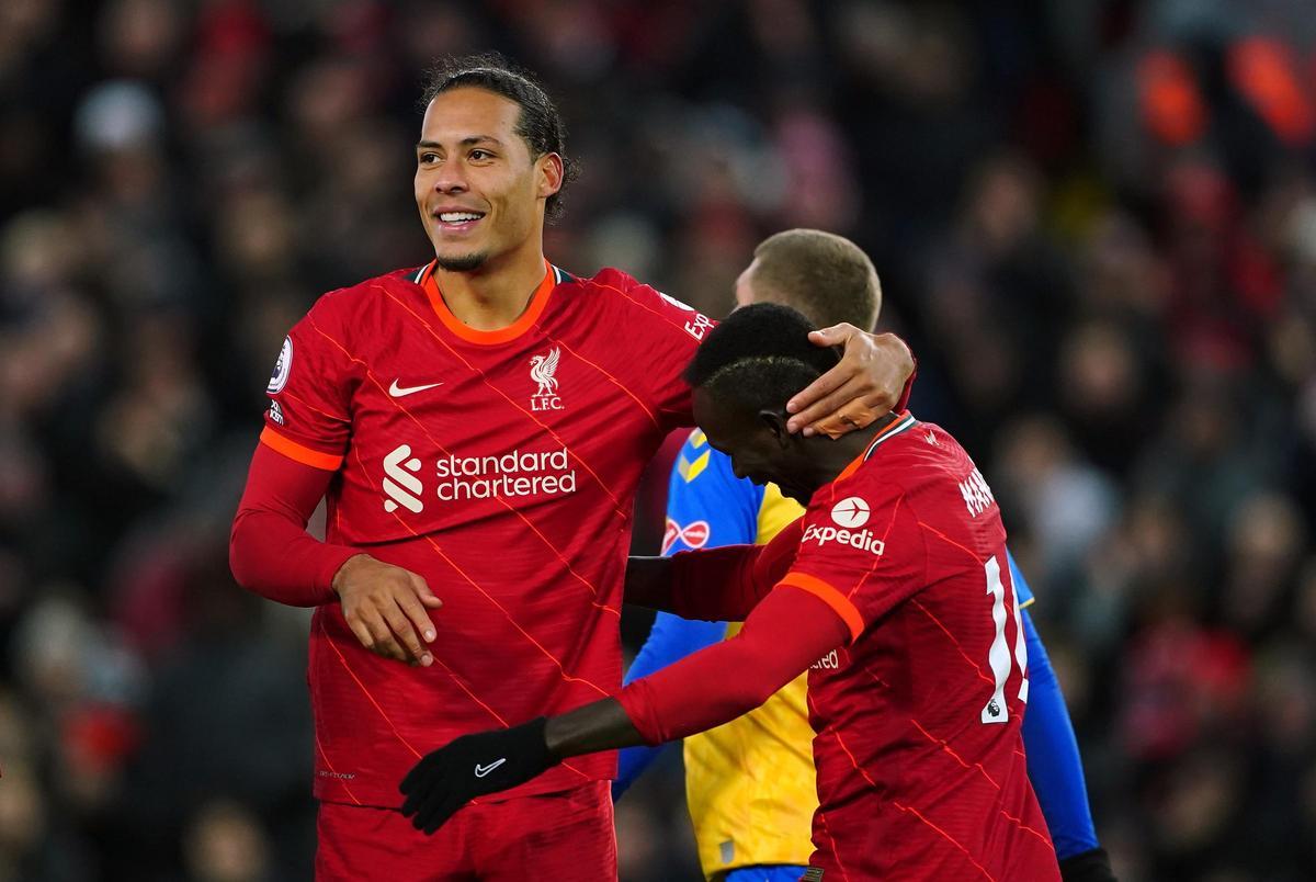 Los jugadores del Liverpool Virgil van Dijk y Sadio Mane celebran un gol en la victoria sobre el Southampton, en Anfield