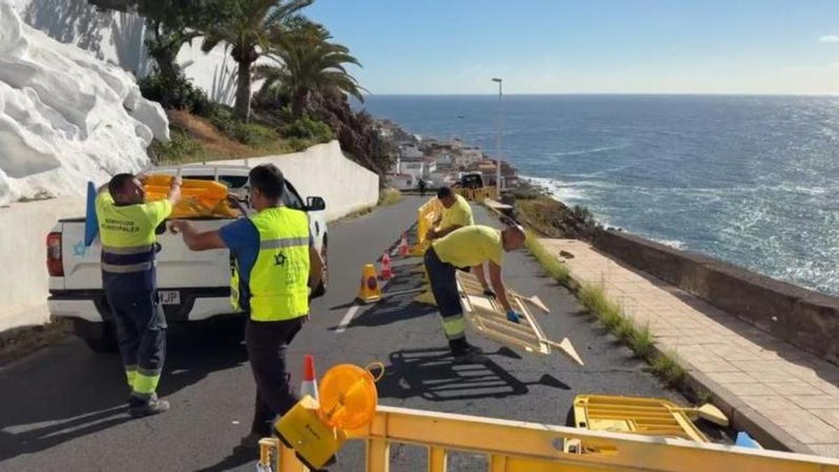 Destrozos en la carretera de Bocacangrejo junto al mar por la borrasca Therese