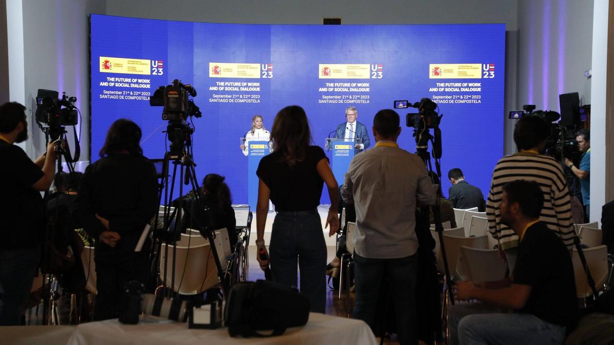 Yolanda Díaz y Nicolas Schmit en rueda de prensa durante la cumbre de Empleo celebrada en Santiago