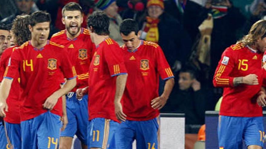 Los jugadores de la selección celebran el gol.