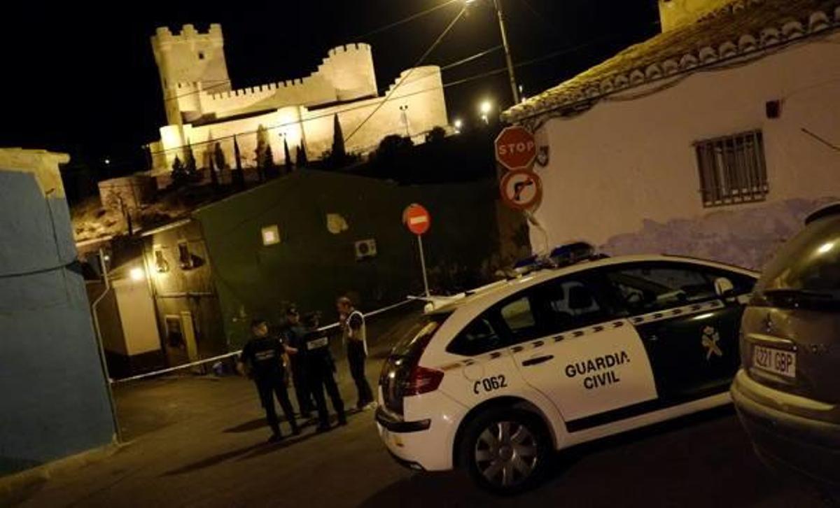 Agentes de la Policía Local, anoche en la zona donde ocurrieron los hechos.