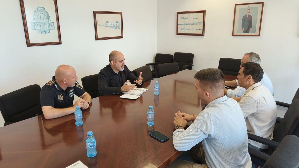 Reunión entre el subdelegado del Gobierno y el alcalde de Llíria y su equipo.