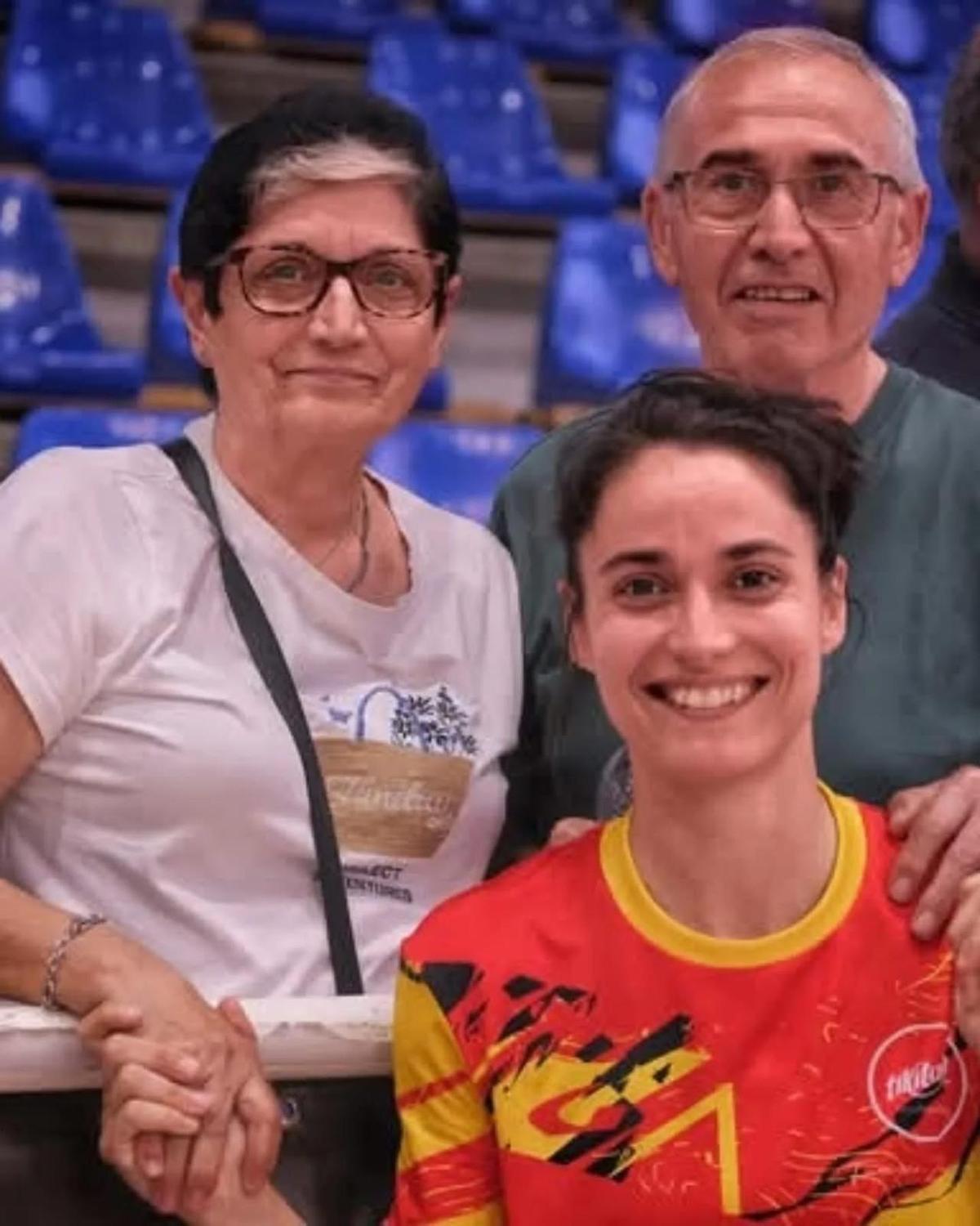 Eva Ortega, junto a sus padres, en una de las fotos más especiales de su carrera.