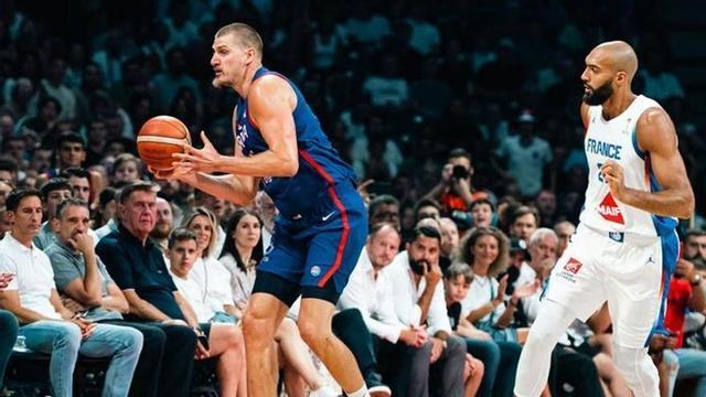 Ibon Navarro y Alberto Miranda, observan al nuevo cajista Amine Noua, junto a Jokic