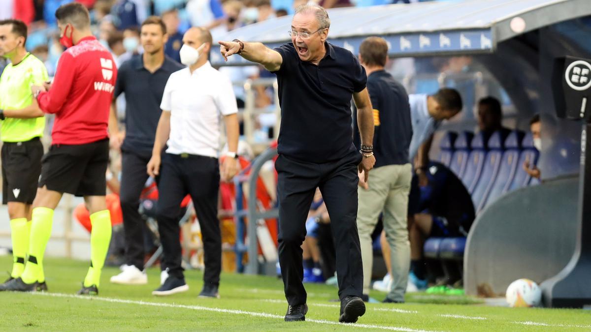 JIM da instrucciones durante el partido.