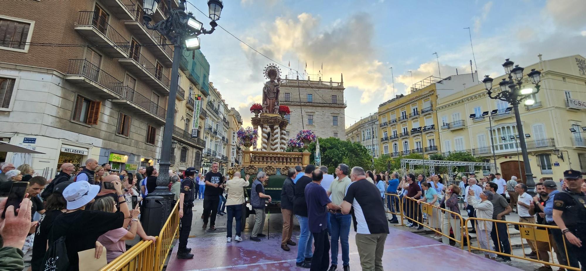 Así ha sido el traslado de las Rocas del Corpus a la Plaza de la Virgen