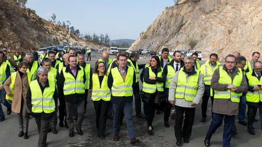 Feijóo, en el centro, durante la visita ayer a las obras.