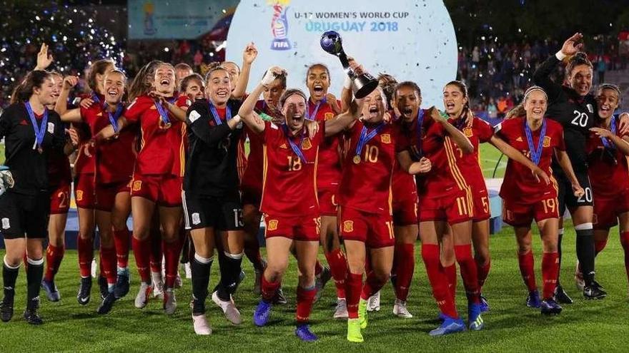 Las jugadoras de la selección española sub-17 celebran el título Mundial en el estadio Charrúa de Montevideo. // RFEF