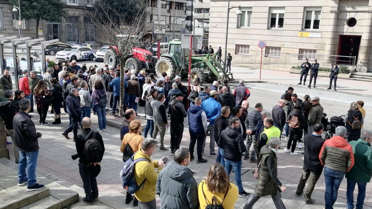 Agricultores, delante de la sede de la Subdelegación del Gobierno en Ourensew