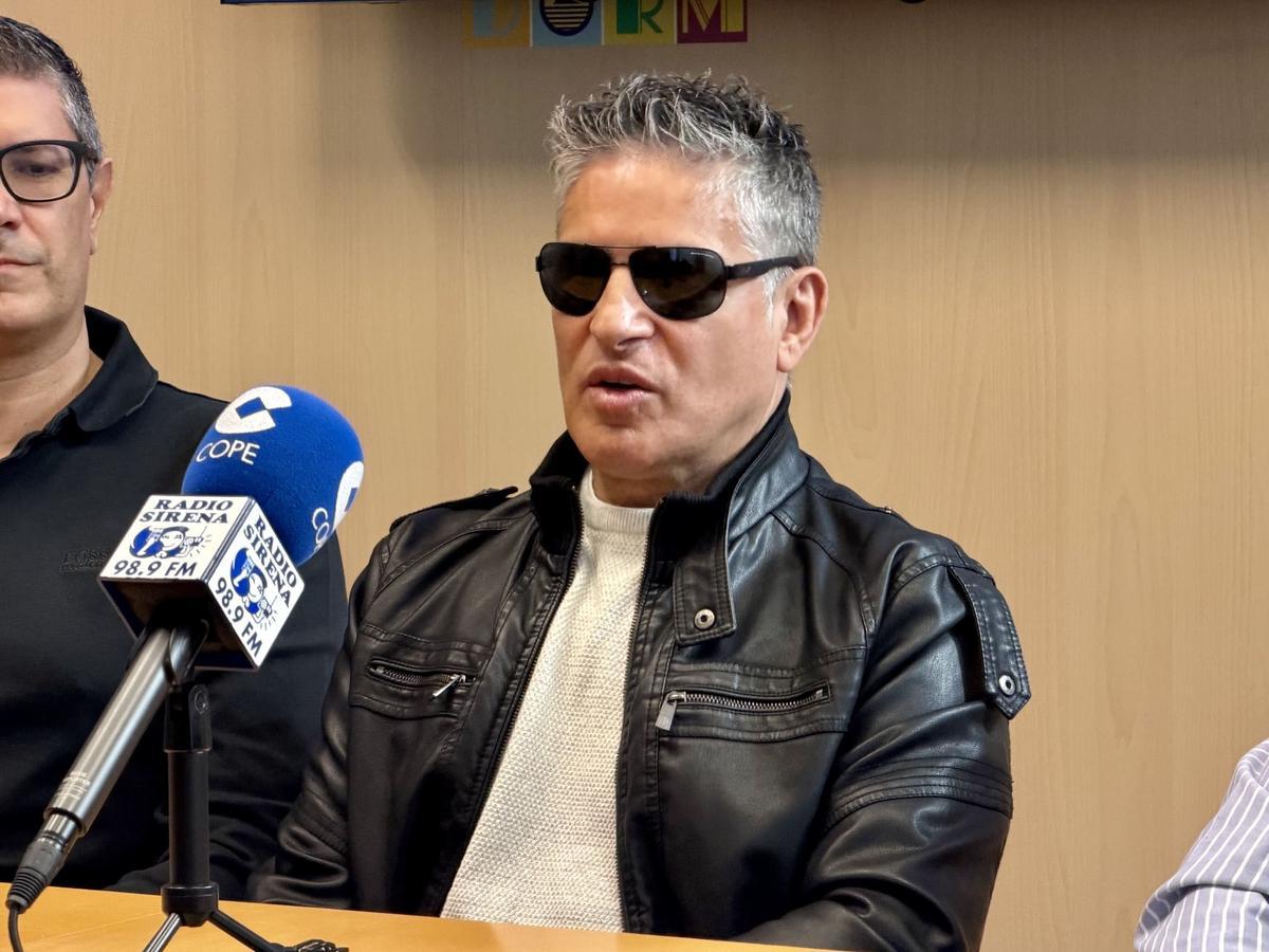 El cantante durante la presentación
