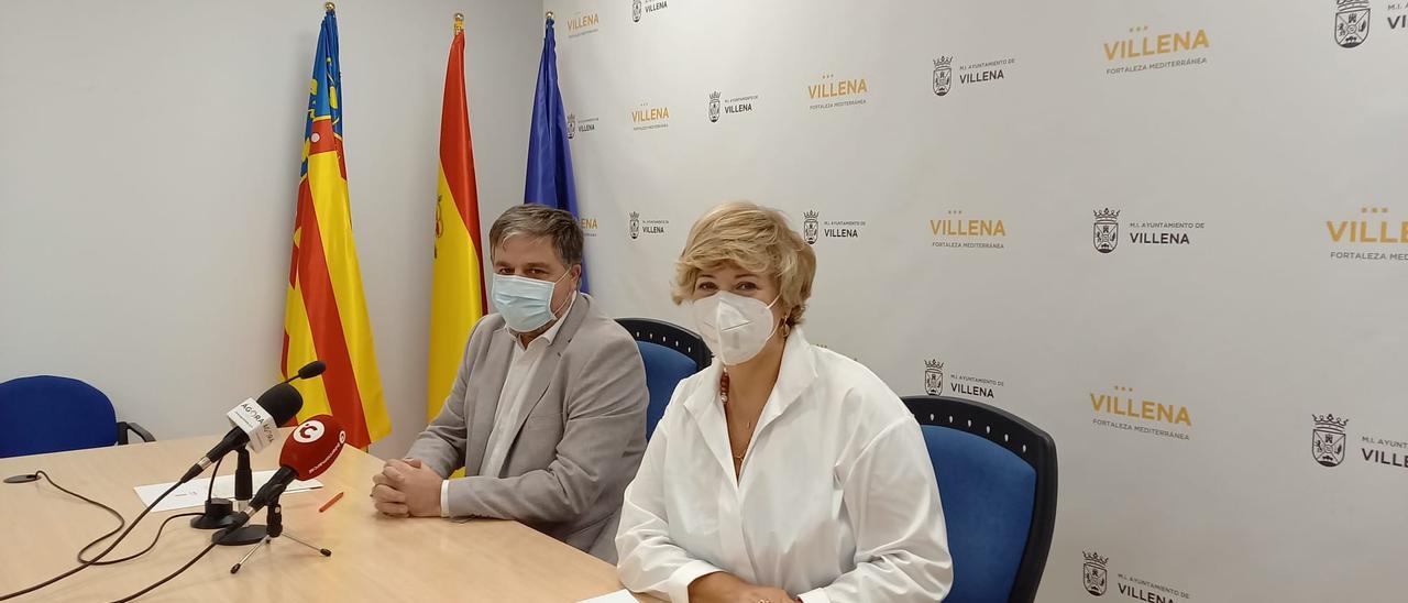 El alcalde Fulgencio Cerdán y la subdelegada del Consell, Antonia Moreno, durante su visita a Villena.