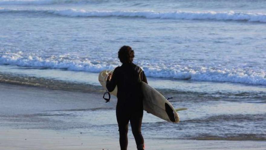 Un aficionado al surf en la playa de A Lanzada.  // Muñiz