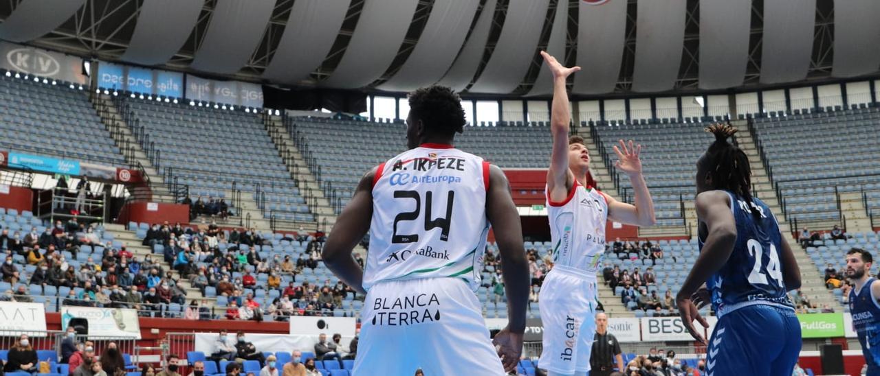 Fjellerup lanza a canasta en el partido de esta mañana.