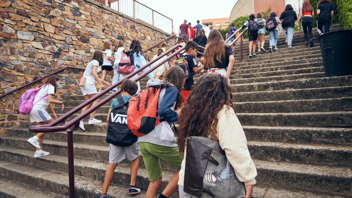 Alumnos acceden a un instituto de la ciudad de Cáceres el primer día de clase.