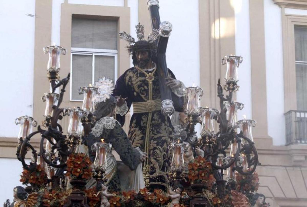 La noche culmina un Martes Santo primaveral e histórico