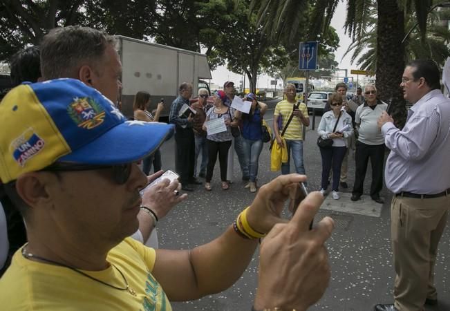 19/04/2017 MANIFESTACIONES  concentración de residentes venezolanos frente a la embajada de su pais para reclamar  elecciones libres