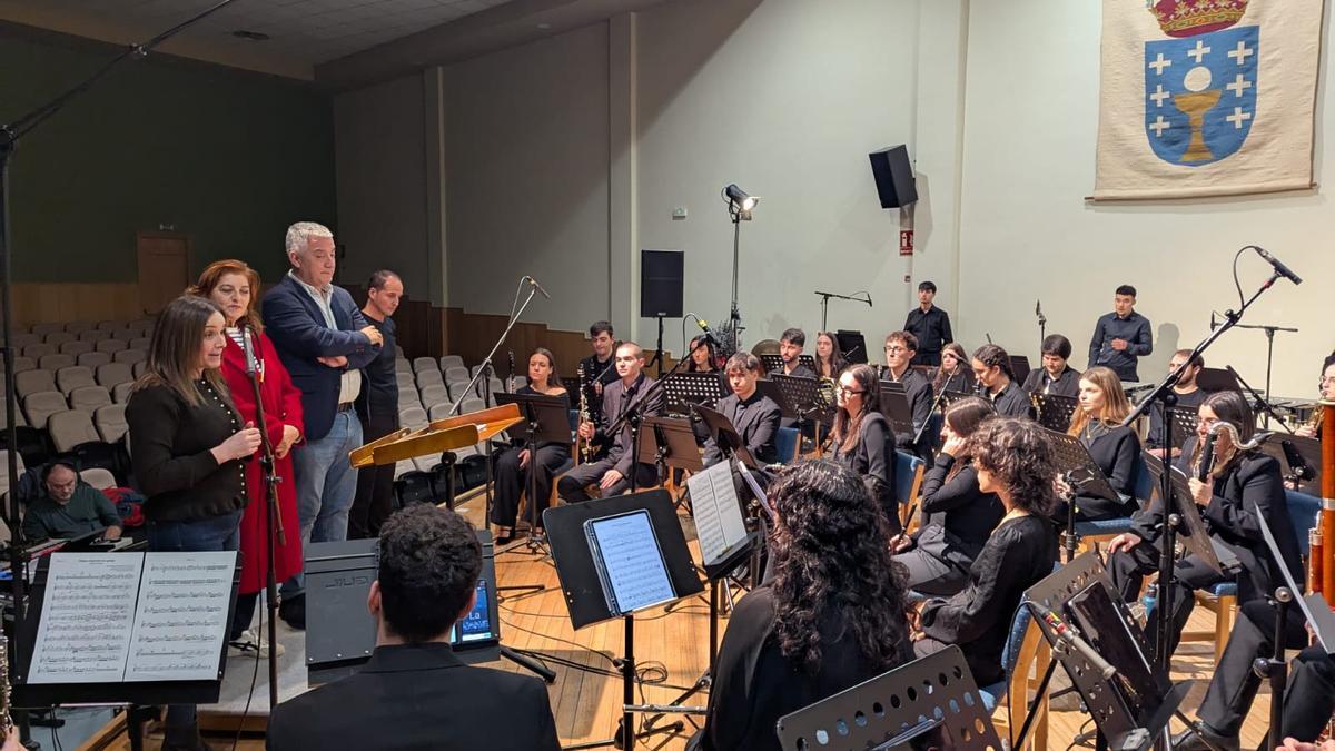 Pola esquerda, Begoña Blanco, Marta Mariño e Valentín García, este domingo ao inicio da gravación do Himno Cooperativista Galego.